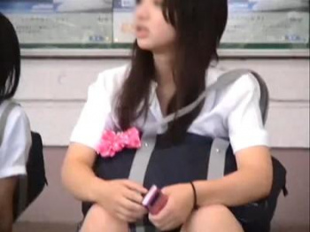 【超美人JK！パンチラ盗撮】顔もパンティも最高峰♡♡可愛いむっちり太もも女子校生ギャルのスカート内を正面からズーム撮影！の画像