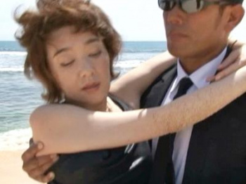 ボディガードと無人島に辿り着いた熟女芸能人【真梨邑ケイ】色白の高齢おばさんが年下マッチョイケメンと野外濃厚SEX♡の画像