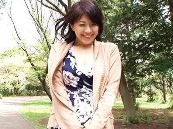 《巨乳×人妻×三十路》むっちり奥さんと風呂場セックス♡見つめるフェラから乳揺らしバックピストンで喘ぐ熟女！《笹山希》の画像
