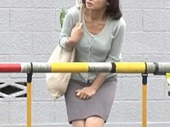 「おしっこ漏れちゃう//」お漏らし人妻！我慢できず他人の家で放尿！住人に見られてしまい性処理奴隷としてレイプされる！の画像