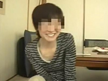 《素人熟女》若い男の子の部屋に来てテンションあがっちゃったオバサンのハメ撮りセックス！！の画像