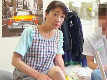 《高齢のおばさんレンタル》60歳という年齢ながらおっぱいが美巨乳な素人熟女を口説いてみたら種付け中出しセックスに成功！の画像