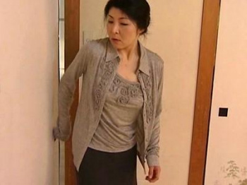 《ヘンリー塚本》食材でのオナニーに挑戦する人妻奥さん！亭主のチ●ポだけじゃ物足りない…カーテンを締め切り自慰する淫乱熟女の画像