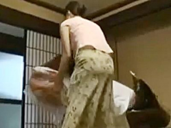 《ヘンリー塚本×熟女》帰ってきた亭主のために布団を敷く人妻！帰宅してすぐヤリたがる絶倫夫に尽くす巨乳・おばさんオマ●コ！の画像