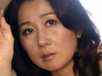 《熟女》息子の下着から漂うオスの匂いを感じ取る人妻…乳首が透けるほどの淫らな姿で溜まった息子と近親相姦中出し！【榊みほ】の画像