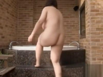 《デブ熟女》『キレイな身体ですね…』ぽっちゃり好きな男優とハメ撮りで喘ぐ爆乳巨尻なマニアック体形おばさん！の画像