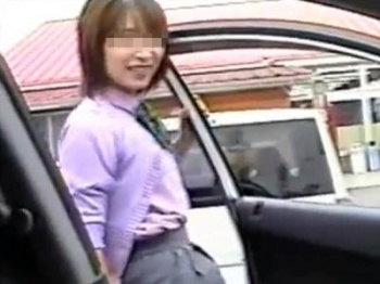 《素人人妻/個人撮影》パートを終えた熟女奥様とハメ撮り！ノーパンで働く痴女おばさんの制服セックス・口内射精フェラ自撮り！の画像