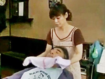 《ヘンリー塚本》昭和ドラマ・人妻理容室　仕事中に店内で生セックスする熟女おばさん！お客を置き去りに不倫絶頂！！の画像