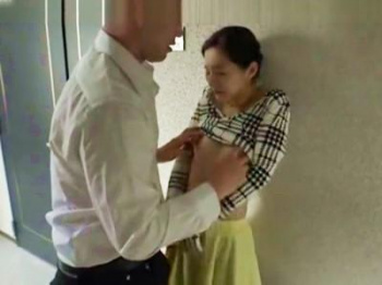人妻NTR「奥さん、ヤリマンなんだね」同じマンションに住む他人嫁にチ●ポをぶち込んでガン突き！着衣バックに喘ぐ奥様！の画像