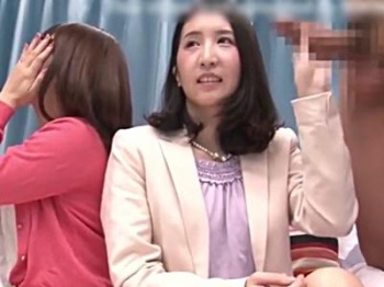 《人妻センズリ》『重いです…♡』筋肉とビッグ肉棒に恥じらう熟女奥様がオナニーサポートで射精お手伝い♥♥【おばさん】の画像