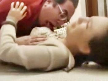 『ダメ！お義父さん！！』義理の娘に興奮して近親相姦！ホームビデオでハメ撮りされる巨乳人妻・肉欲ドラマ！【熟女】の画像