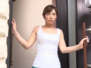 《友達のお母さん》学校をサボって憧れの人妻宅を訪問！出てきたおばさんがクンニと手マンで襲われる！！【熟女/痴漢】の画像