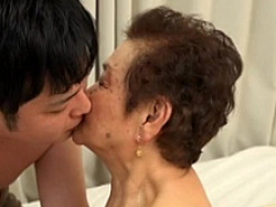 84歳のお婆ちゃんが若者を逆ナンパしてお持ち帰りセックスの画像