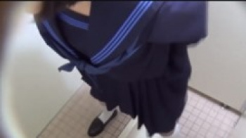 色白制服娘が尿意を催し公衆トイレへ~ジョロジョロおしっこ排泄し更にオナニーもの画像