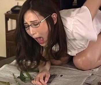 【「あんたなんかで感じるわけないでしょ！」と言いながら、明らかに絶頂を迎えて痙攣する美人妻】佐々木あきの画像