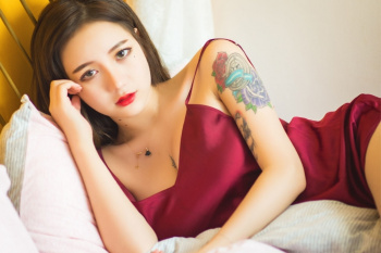 洛丽塔大哥、サテンフェチ、泣きボクロが可愛い美巨乳美女のおっぱい見せキャミソールのエロ画像の画像