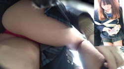 茶髪のセミロングのJKを車内で付け回してセクシーな真っ赤なパンティを盗撮の画像