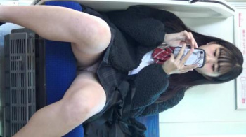駅のホームでピンクのパンティを逆さ撮りして車内で正面に座ってデルタゾーンを盗撮の画像