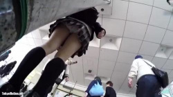 巨風の中スカートがヒラヒラして駅の改札口で壁に持たれて人をまってるミニスカJKを後ろからこっそりパンティを盗撮の画像