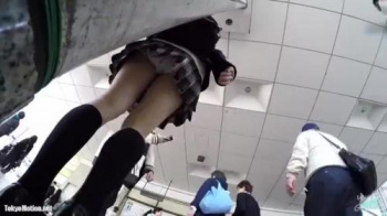 巨風の中スカートがヒラヒラして駅の改札口で壁に持たれて人をまってるミニスカJKを後ろからこっそりパンティを盗撮の画像
