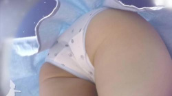 可愛らしいロリ美少女が買い物してる所を付け回して水玉パンティを盗撮の画像