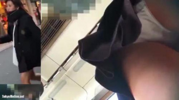 街中で見つけた可愛らしいJKを付け回して車内で純白生パンティを盗撮の画像