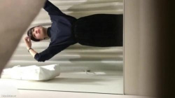 可愛らしい黒髪JDのお姉さんが試着室で洋服を試着してスマホで撮影してる様子を盗撮の画像