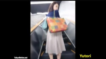 綺麗なお姉さをエスカレータでスマホで撮影したらストロボ光りすぎて盗撮バレで睨まれたの画像
