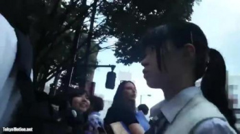 街中で見つけた黒髪ポニテの可愛らしいJKを付け回してエスカレータでスカートをめくってパンティを盗撮の画像