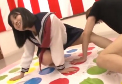 負ける度に服を一枚づつ脱いでいき、勝てば賞金ゲットのゲームに挑戦する女子校生の画像