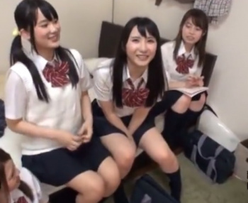 ブラチラ、パンチラ、マンチラでお兄さんのチンポを勃たせて楽しむ女子校生たちの画像