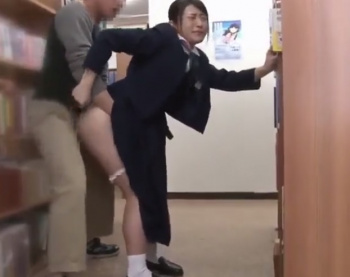 図書館でチカンに即ハメされちゃうウブな女子校生の画像