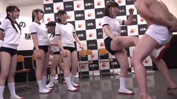 女子校生たちに金蹴りされまくるM男の画像