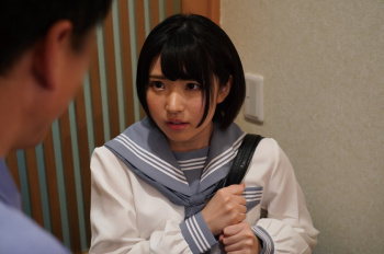 お母さんは旅行に出かけ、お父さんと２人っきり。私はエッチの相手をさせられて・・・次の日、学校から帰ると知らない男の人たちが家にいっぱい居て私の身体を・・・の画像