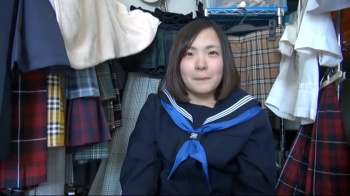 お金に困ってパンツを売りにきた女子校生たち。お店の人に商品価値を上げたほうがいいと言われ、その場でパンティを汚す作業をするハメになっちゃう少女たち・・・の画像