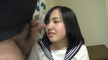 小柄のAカップちっぱい女子校生を快楽漬けにして楽しむオヤジの画像