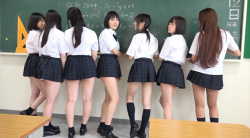 クラスメイトのスカートが短いので、いつも目で追いかけてたら、女子が照れながらパンチラ誘惑してきた。の画像