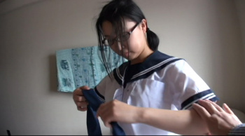 有名進学塾に通う真面目で清純な少女の裏の顔・・・初めてのバイシュンで、たどたどしく男の言いなりになるメガネJKの画像