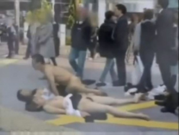 街中で時間を止めたキモ親父が可愛い女の子を次々にレイプしちゃうｗｗｗの画像