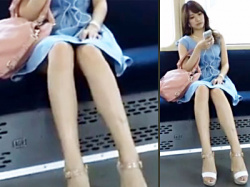 【美脚盗撮動画】見えそうで何故か見えない…ミニスカワンピースを着た見た目100点の清楚系女性を電車内で隠し撮りｗｗの画像