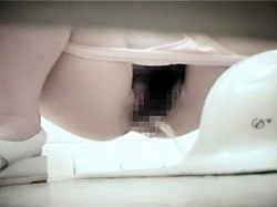 【病院トイレ盗撮動画】事務員やナースが次々と利用する女子トイレに侵入…個室トイレの隙間からオシッコする女子を隠し撮りｗｗの画像