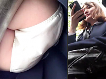 【JK逆さ撮り盗撮動画】渋谷のハチ公前広場で時間を潰す女子校生…パイプに腰掛けフルバックのサテン生地パンティが丸見えwwの画像