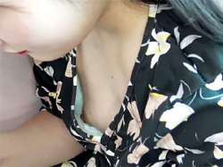 【電車乳首ポロリ盗撮動画】優先座席でiphoneを触り続ける女性に天罰…胸元から乳首丸見えをドアップで隠し撮りｗｗの画像
