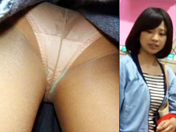 【生理パンスト盗撮動画】可愛いグッズ店内を友達とウロウロする女子…まだ汚れを知らなさそうな童顔女子の生理パンツを接写撮りｗｗの画像