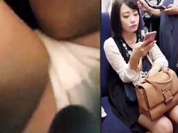 【白パンティ逆さ撮り盗撮動画】電車の対面に座っている素人女性…立ち上がった瞬間に食い込みパンツを接写撮りｗｗの画像