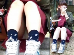 【学園祭パンチラ盗撮動画】広場に座って軽食を楽しむワンピース服の女子大生…体育座りで白パンツが丸見えｗｗの画像