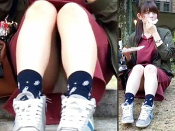 【学園祭パンチラ盗撮動画】広場に座って軽食を楽しむワンピース服の女子大生…体育座りで白パンツが丸見えｗｗの画像