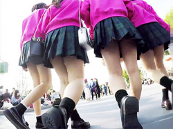 【ディズニーランド逆さ撮り盗撮動画】ピンクトレーナーにミニスカ制服を着た四つ子コーデの女子校生たちを隠し撮りｗｗの画像