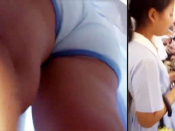 【ローアングル盗撮動画】水色のフルバック綿パンツで下半身をガッチリとガードする清楚女性を電車で逆さ撮りwwの画像