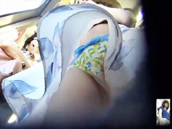 【ローアングル盗撮動画】ひらひらスカートの落とし穴…電車内で小型カメラを使い派手な花柄パンティを逆さ撮りｗｗの画像